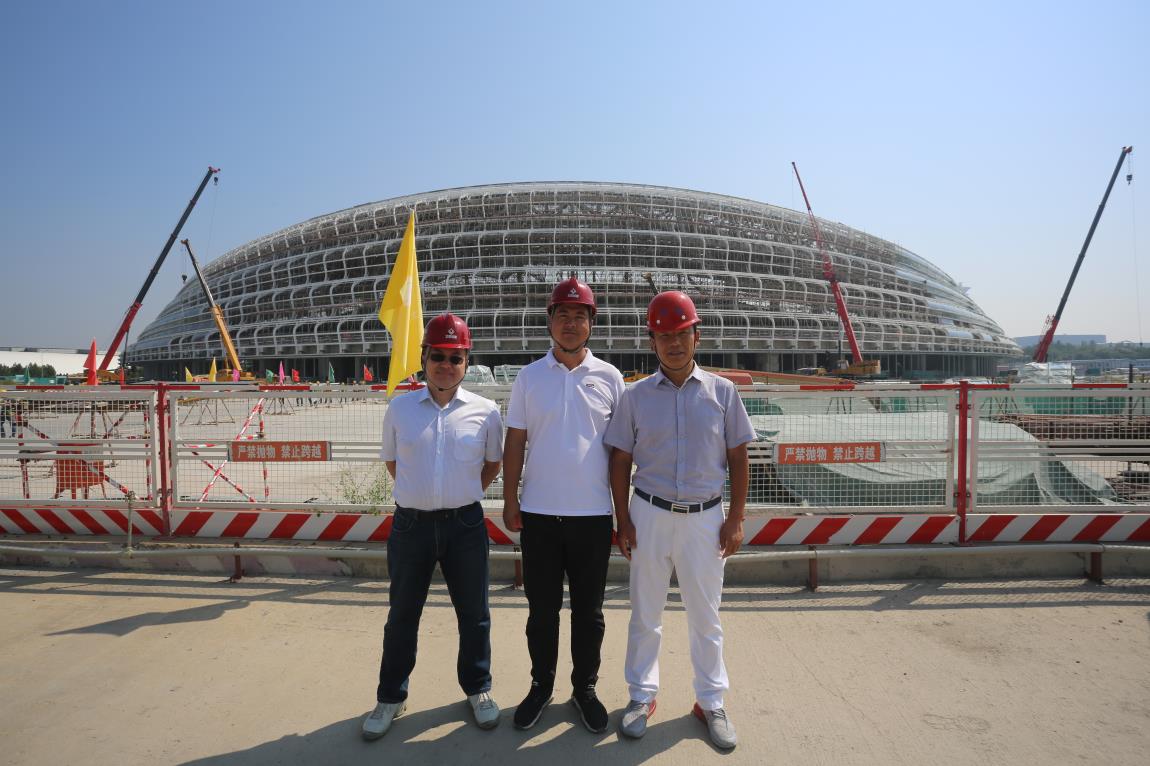 9月7号，万搏官方网站_万搏（中国）
股份总裁和天津玻璃公司总经理高琦专门来到建设工地查看供货进度.jpg